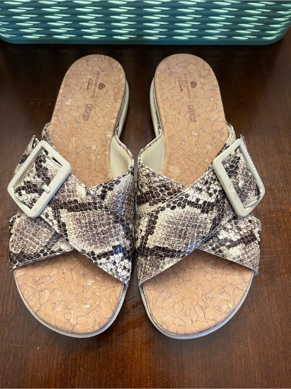 Clarks Cloudsteppers Step June Shell Slide Sandals SZ 8 Snakeskin - Picture 4 of 7